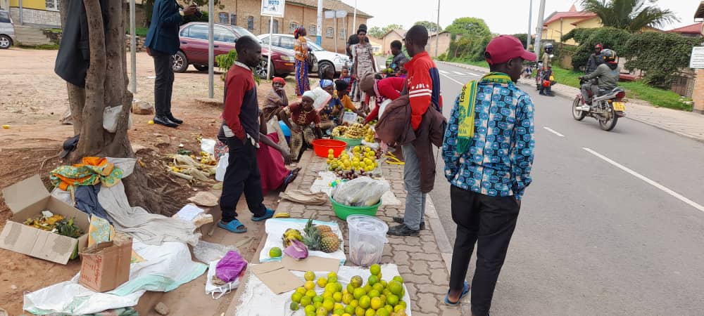 Muhanga: Abakora Ubuzunguzayi Imbere Y’Ibitaro Barifuza Isoko – Umuseke