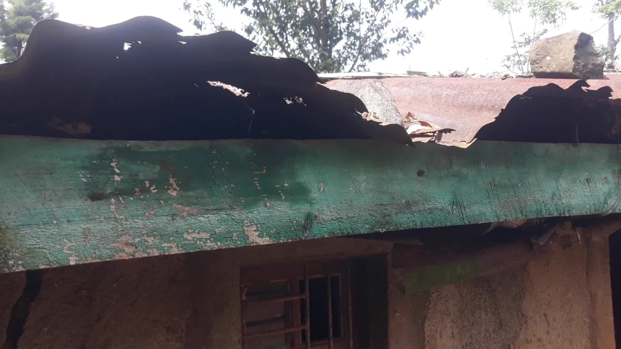 Inzu ya Nyirabahinzi yenda kumugwaho – imvura iyo iguye arahunga ...